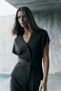 GILET EN MAILLE AVEC CEINTURE