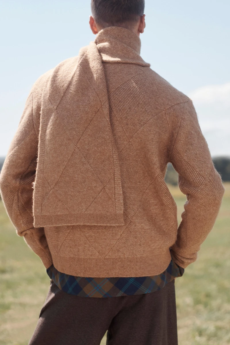 PULL EN JACQUARD GÉOMÉTRIQUE AVEC ÉCHARPE ÉDITION LIMITÉE