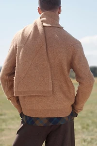 PULL EN JACQUARD GÉOMÉTRIQUE AVEC ÉCHARPE ÉDITION LIMITÉE