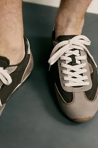 RETRO-STYLE SNEAKERS