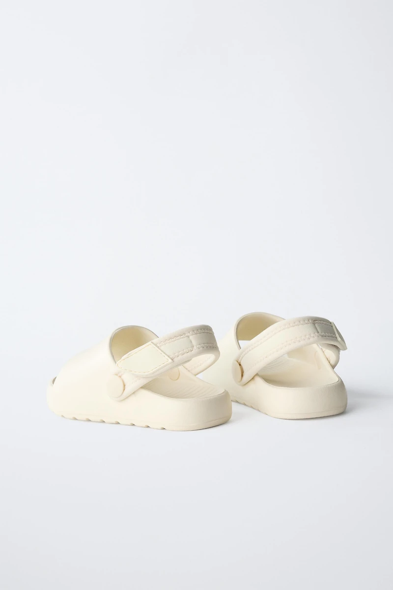 CLAQUETTES EN CAOUTCHOUC