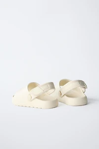 CLAQUETTES EN CAOUTCHOUC