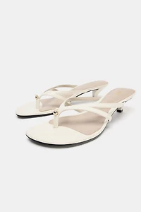 SANDALES EN CUIR AVEC DÉTAIL