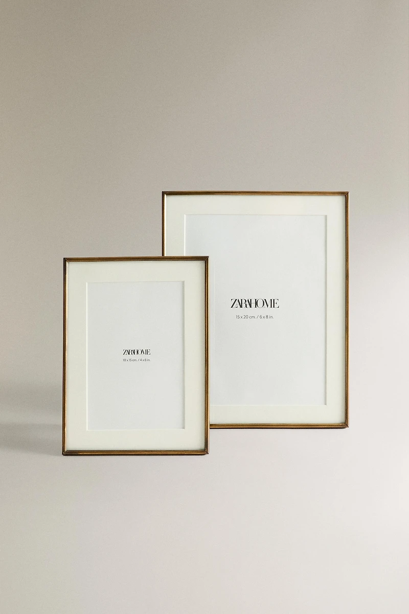 PICTURE FRAME WITH THIN METAL BORDER