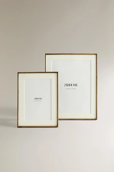 PICTURE FRAME WITH THIN METAL BORDER