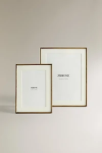 PICTURE FRAME WITH THIN METAL BORDER