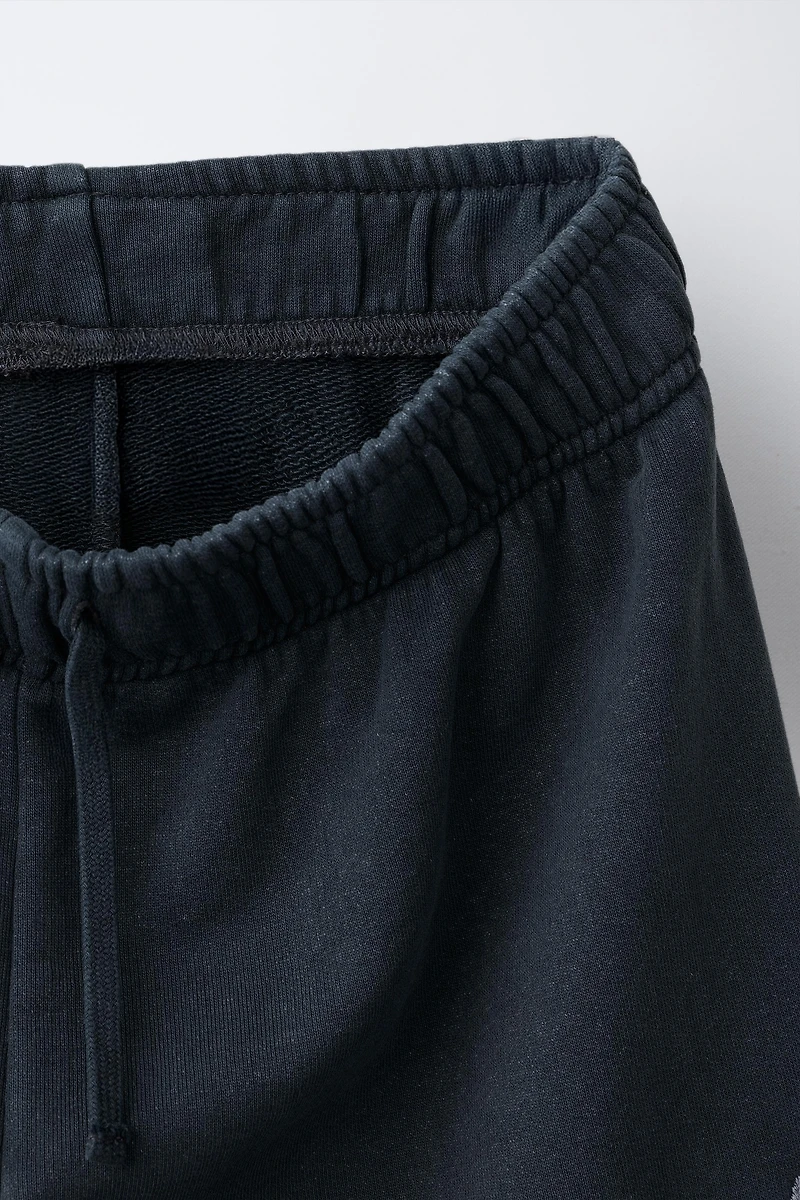 PANTALON EN MOLLETON EFFET DÉLAVÉ À JAMBES LARGES ÉTOILES