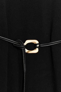 ROBE EN MAILLE AVEC CEINTURE