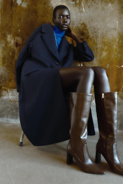 TALL BOOTS WITH TOPSTITCHING