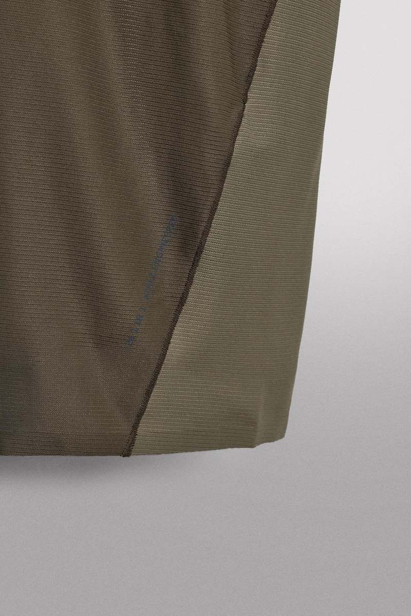 COLORBLOCK TEXTURED TECHNICAL T-SHIRT