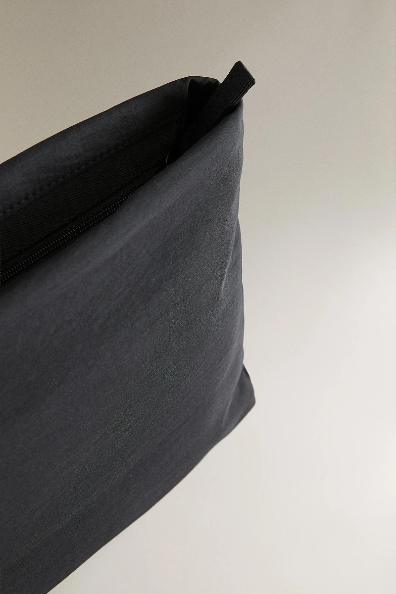 TECHNICAL FABRIC TOILETRY BAG