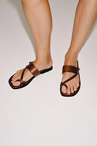 FLAT LEATHER STRAPPY SANDALS