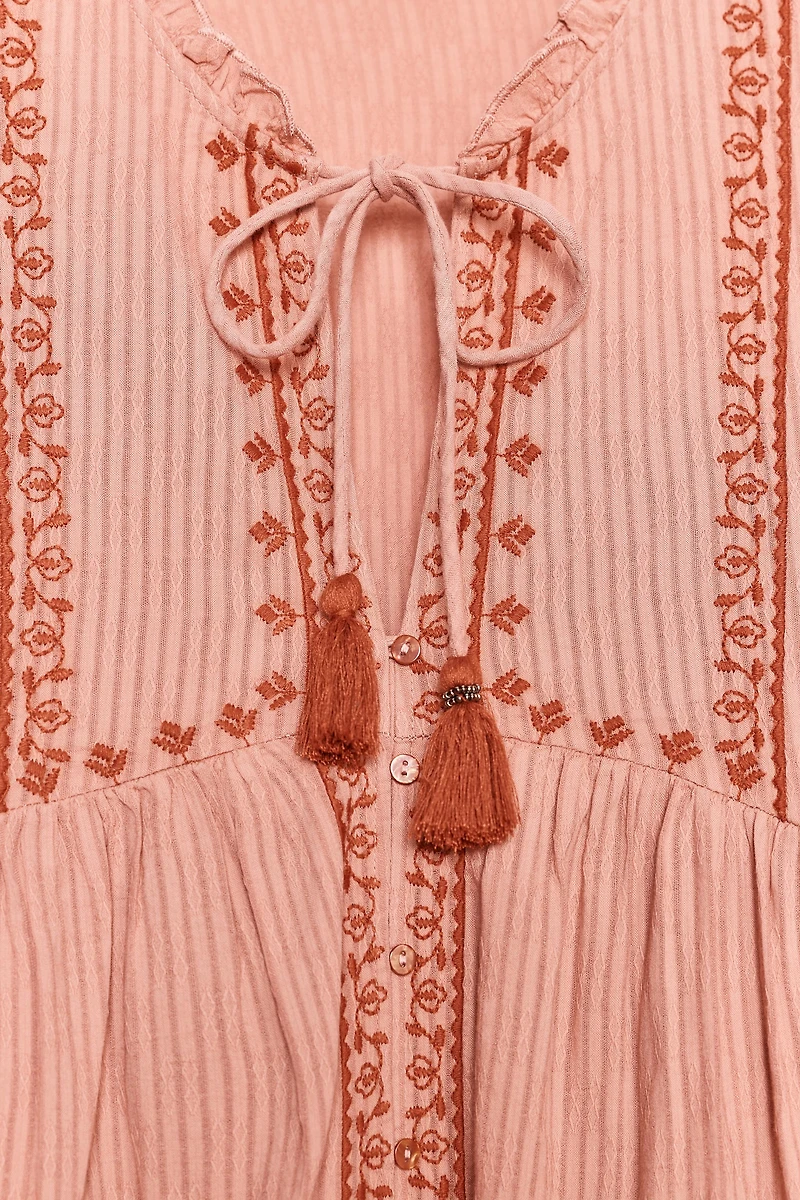 BLOUSE BRODERIES CONTRASTE