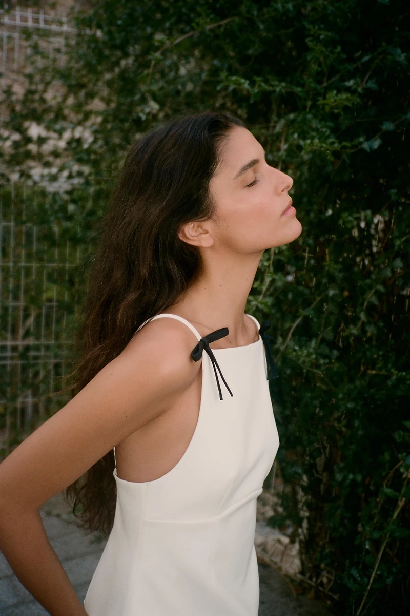 TOP À BRETELLES ET LACETS