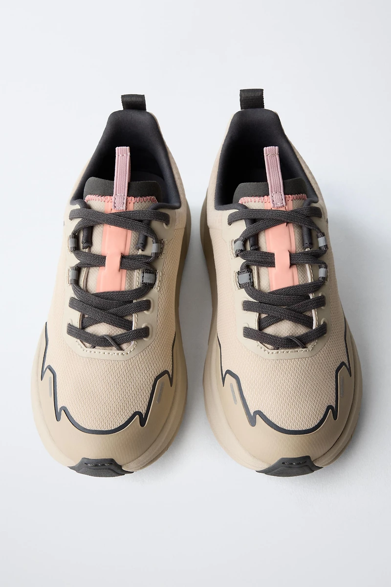 SNEAKER WITH SOLE DETAIL