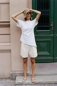 T-SHIRT ASYMÉTRIQUE EN DENTELLE