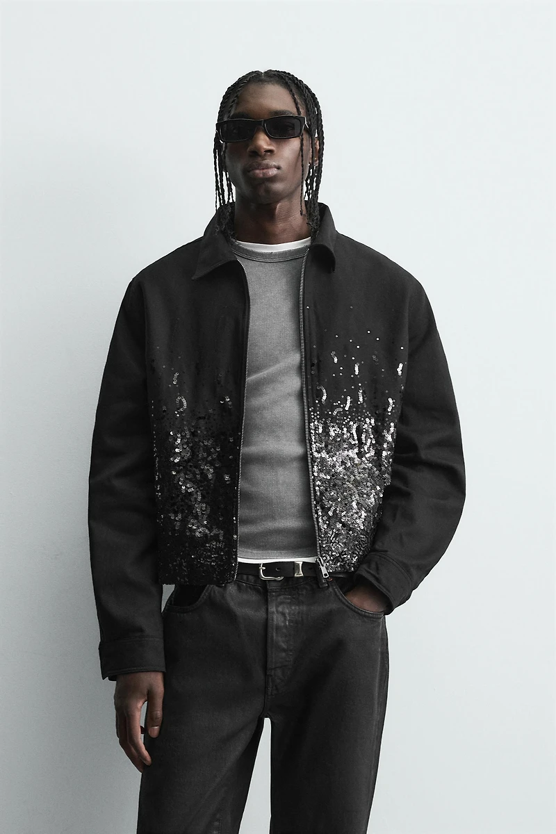 VESTE COURTE À PAILLETTES