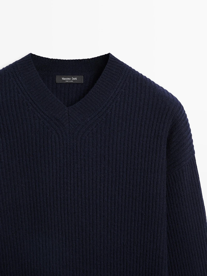 Pull col V en maille de laine mélangée
