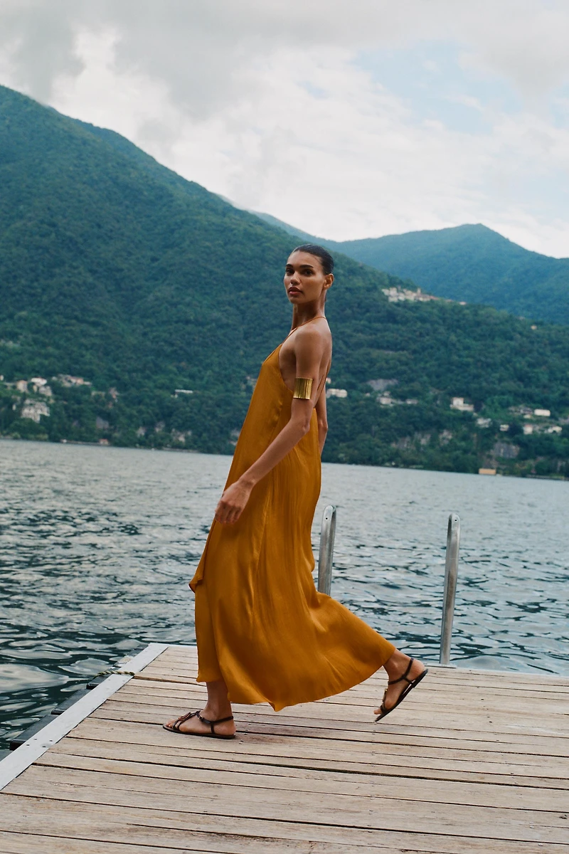 ROBE MIDI SATINÉE ORNEMENT