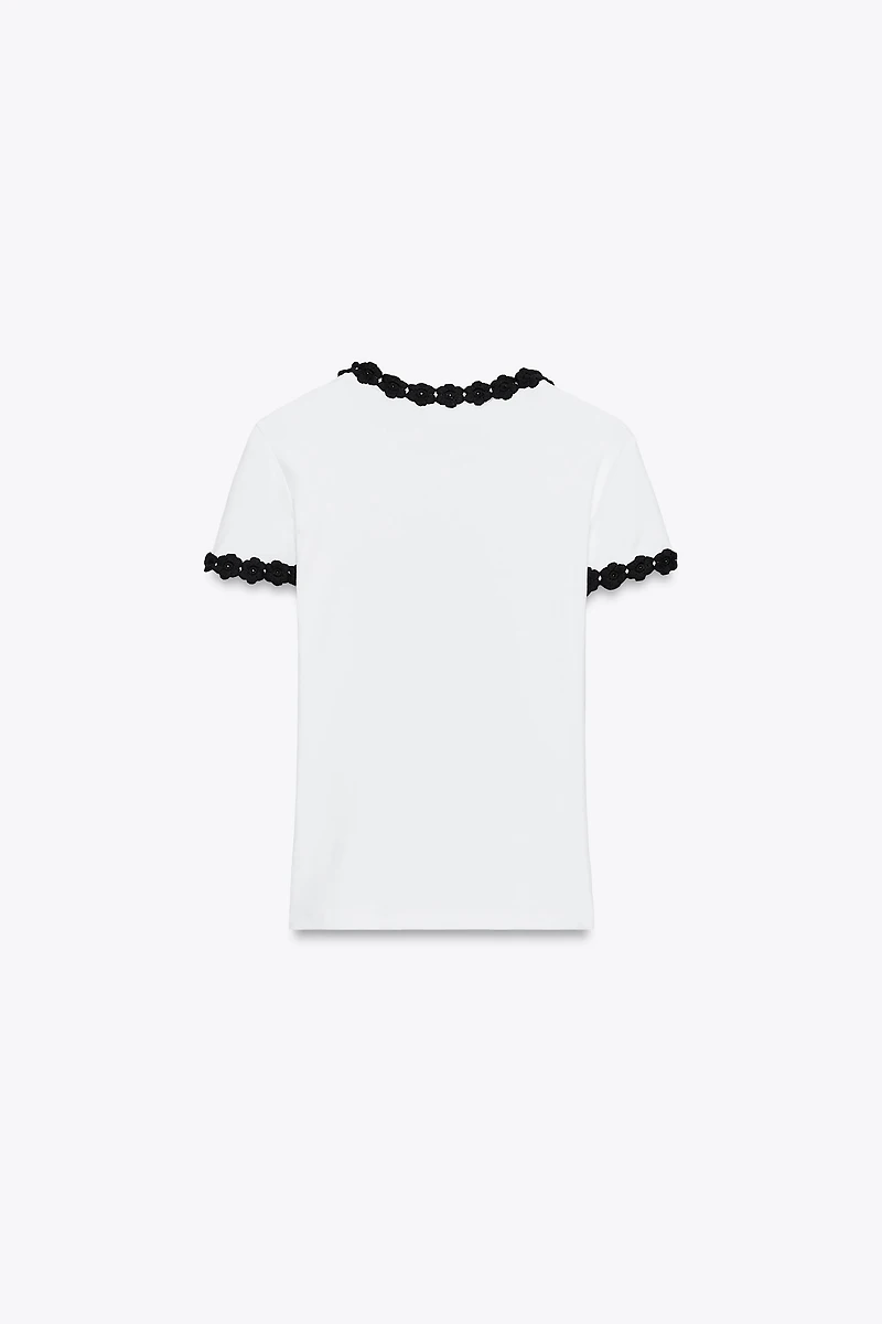 FLOWER TRIM T-SHIRT
