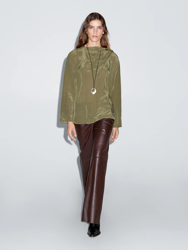 Flowing blouse with voluminous collar