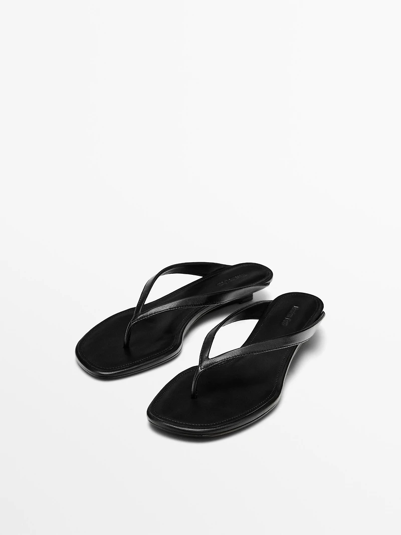Mid-heel sandals with toe divider