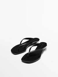 Mid-heel sandals with toe divider