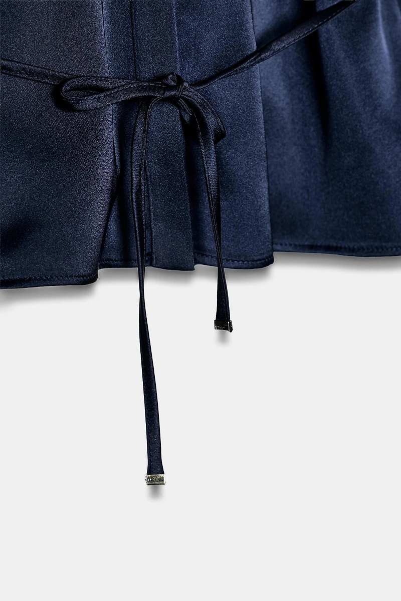 BLOUSE SATINÉE AVEC CEINTURE FINE