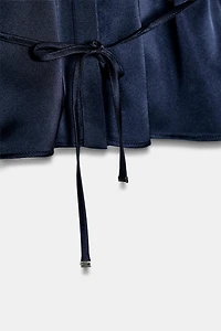 BLOUSE SATINÉE AVEC CEINTURE FINE
