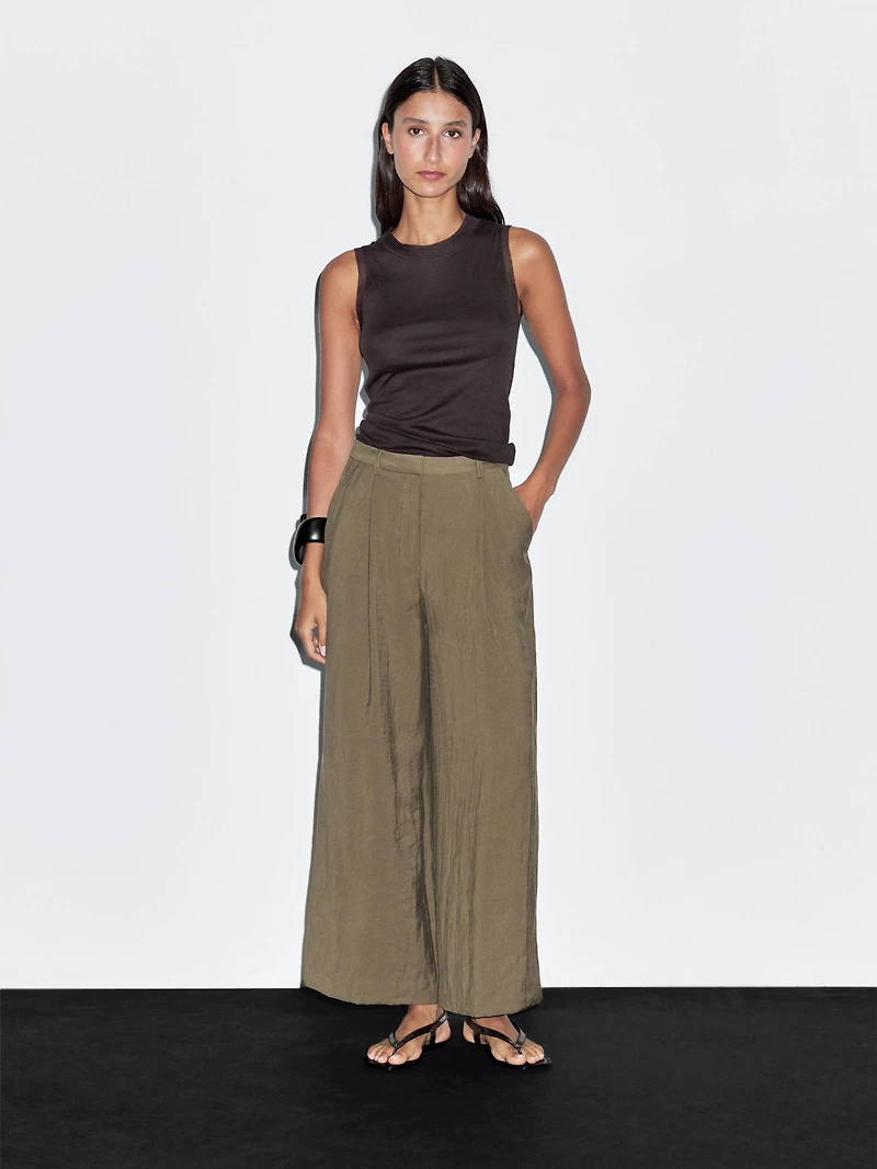 Sleeveless T-shirt with double piping