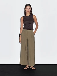 Sleeveless T-shirt with double piping