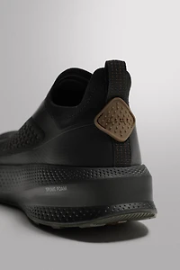 TRAIL RUNNING SNEAKERS