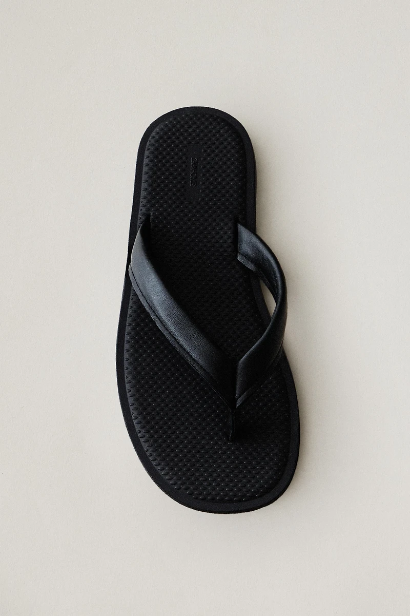 SANDALES ENTRE-DOIGTS EN CUIR
