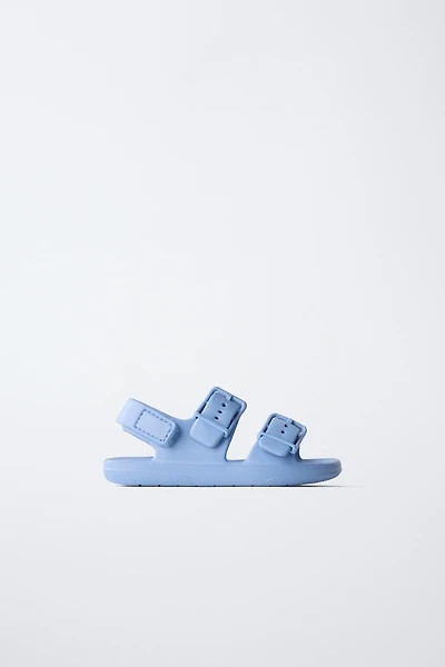SANDALES EN CAOUTCHOUC À BOUCLES