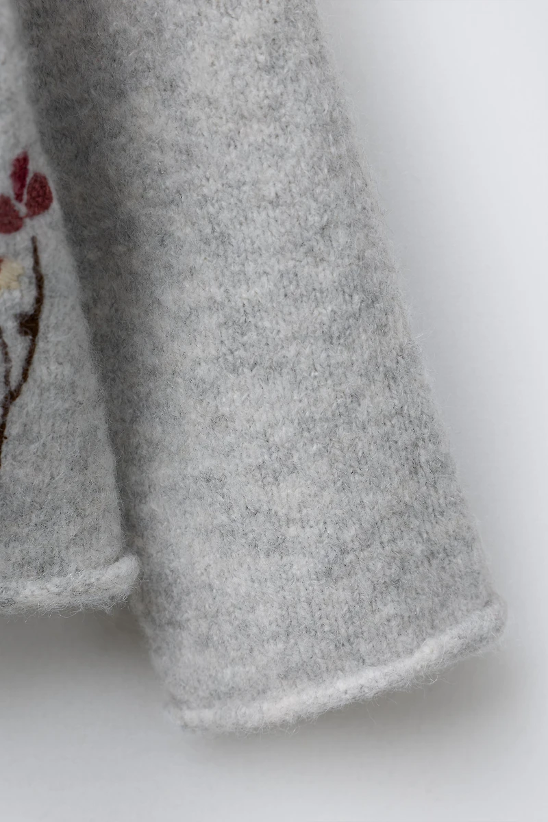 GILET EN MAILLE À FLEURS BRODÉES