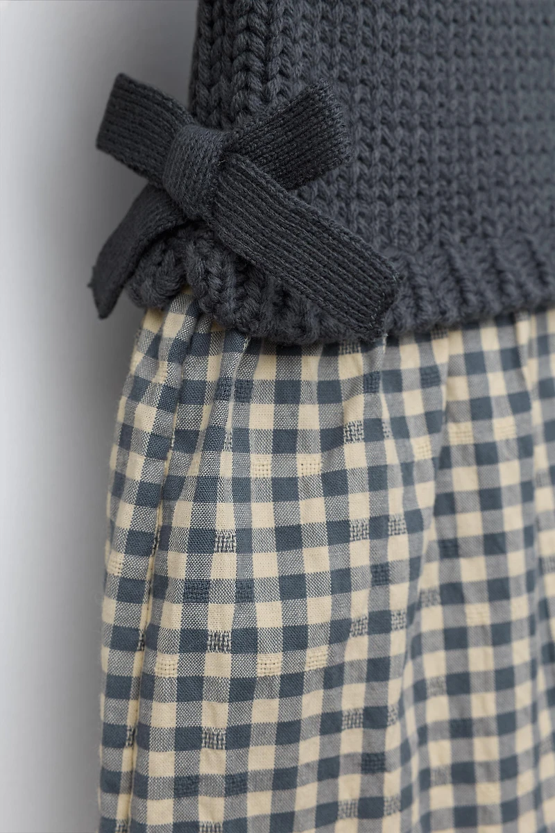 ROBE À CARREAUX AVEC GILET EN MAILLE