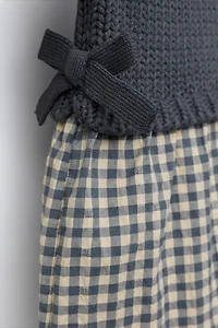 ROBE À CARREAUX AVEC GILET EN MAILLE