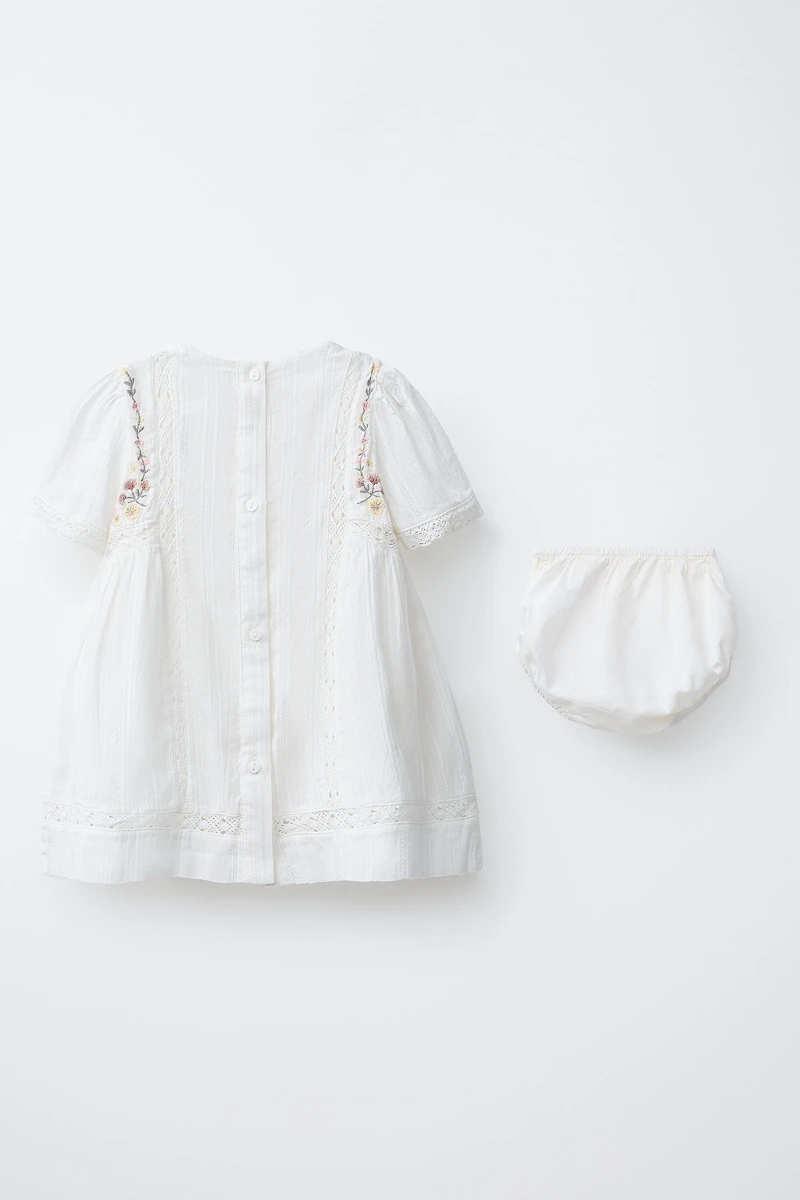 ROBE ET CULOTTE À FLEURS BRODÉES
