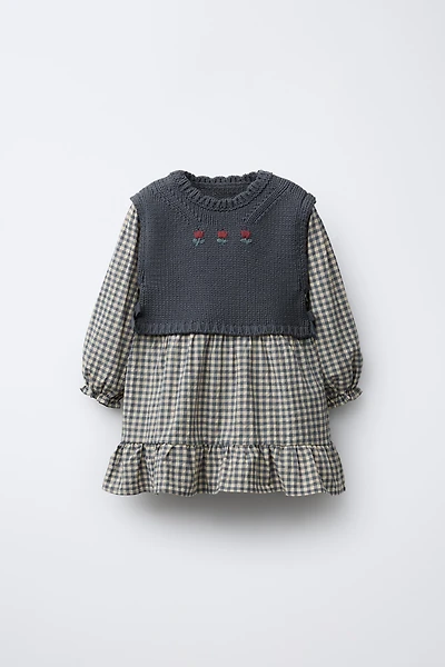 ROBE À CARREAUX AVEC GILET EN MAILLE