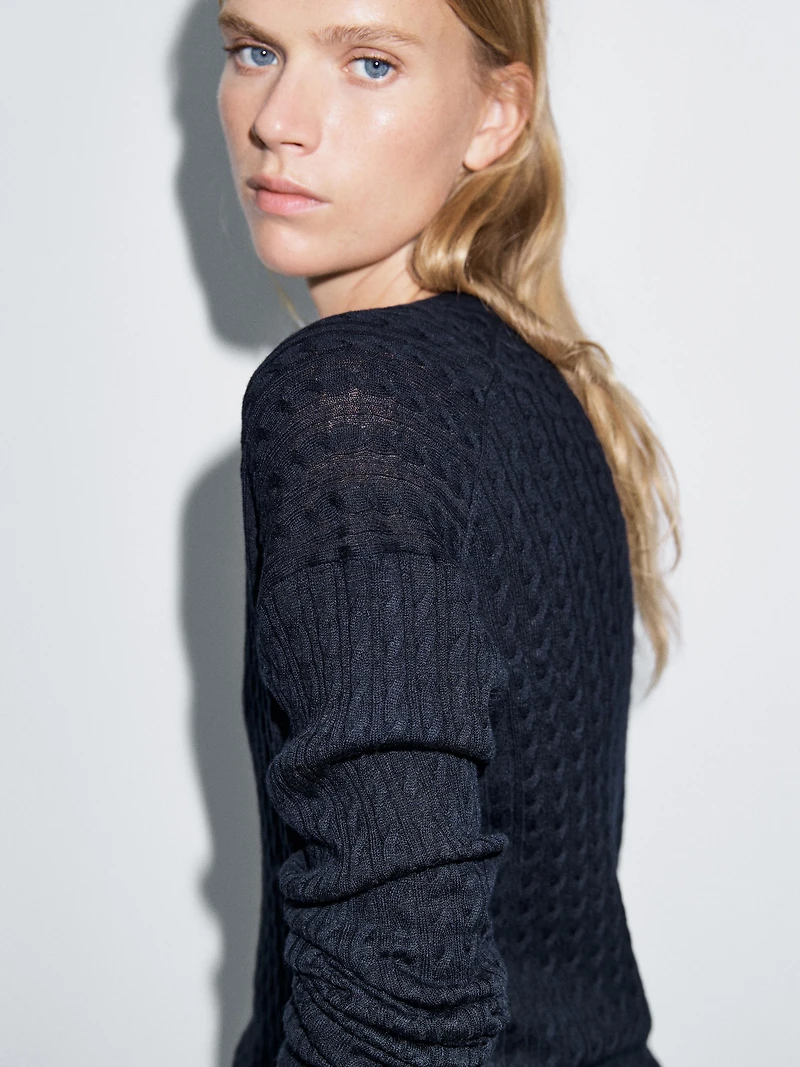 Pull en maille tressée à col V