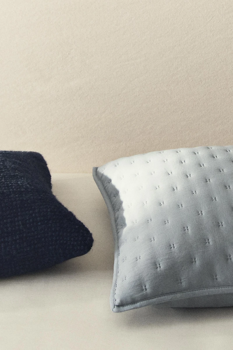 QUILT CUSHION COVER WITH QUILTED DOTS