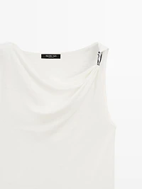 Top à col drapé et détail bijou
