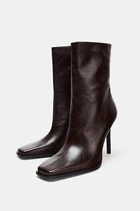 BOTTINES EN CUIR À BOUT CARRÉ ÉDITION LIMITÉE