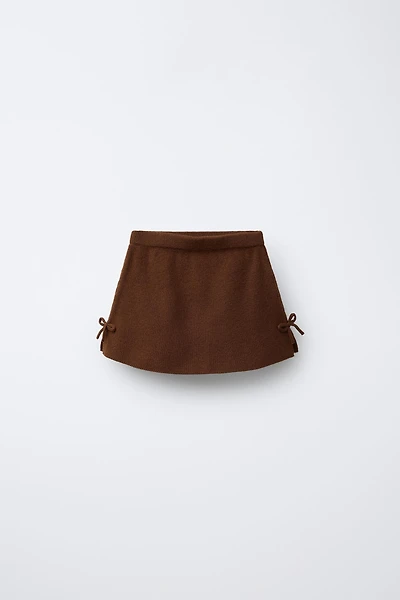 JUPE EN MAILLE AVEC LAINE ET LACETS