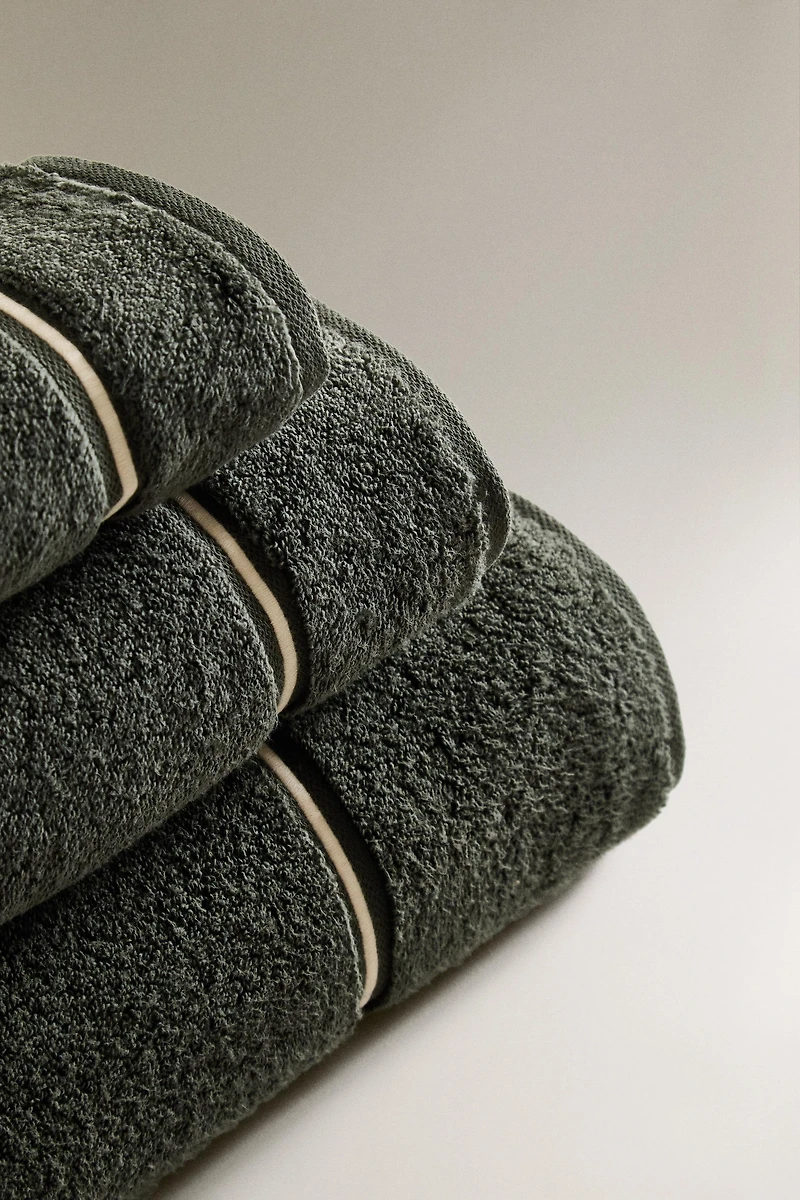 EMBROIDERED TRIM BATH TOWEL