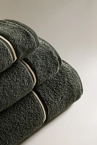 EMBROIDERED TRIM BATH TOWEL
