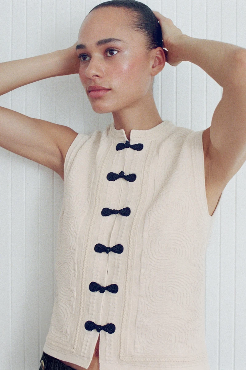 CONTRASTING FROG FASTENING KNIT VEST
