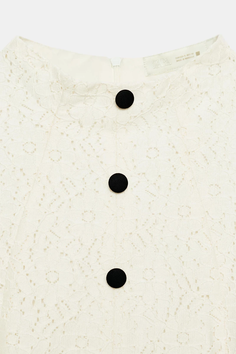 ROBE COURTE EN DENTELLE À BOUTONS CONTRASTE