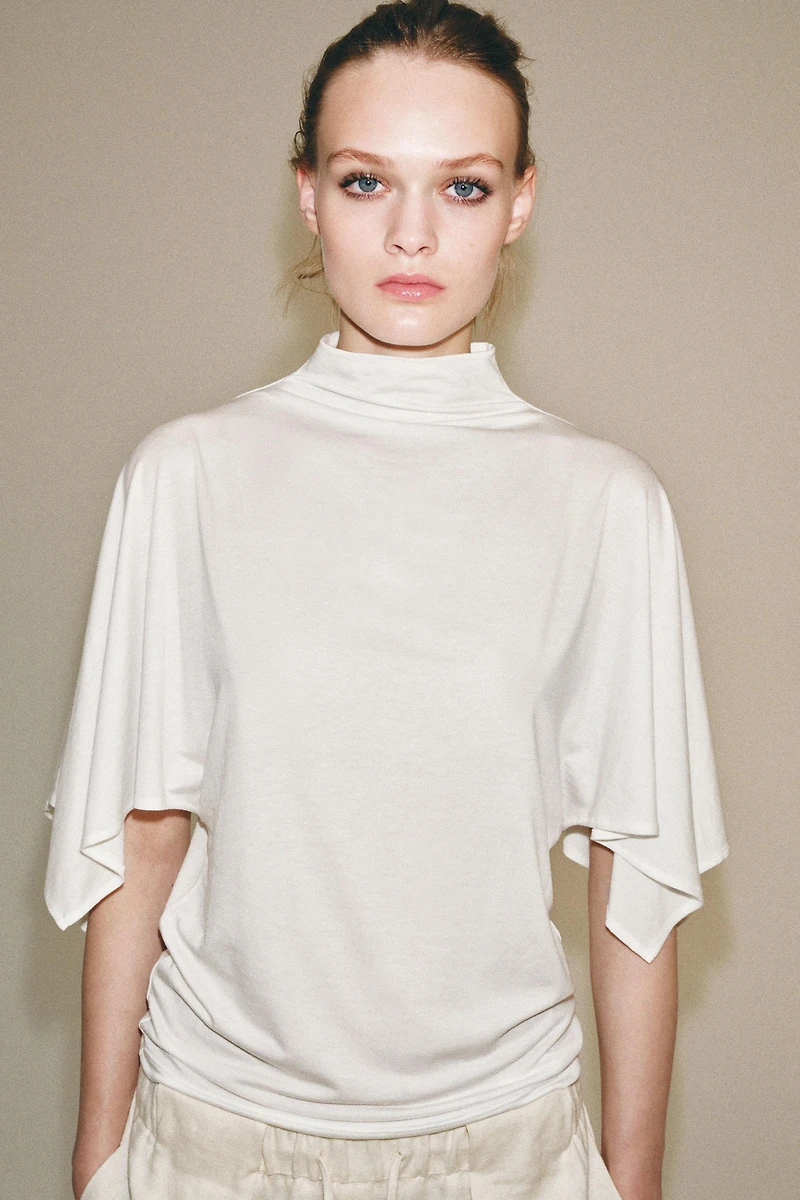 HIGH COLLAR TOP