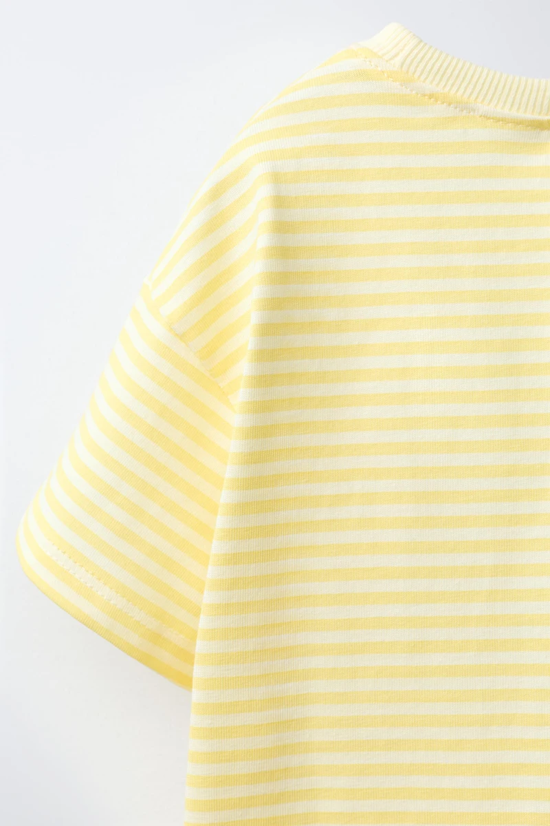 T-SHIRT À RAYURES ET DÉTAILS EN RELIEF